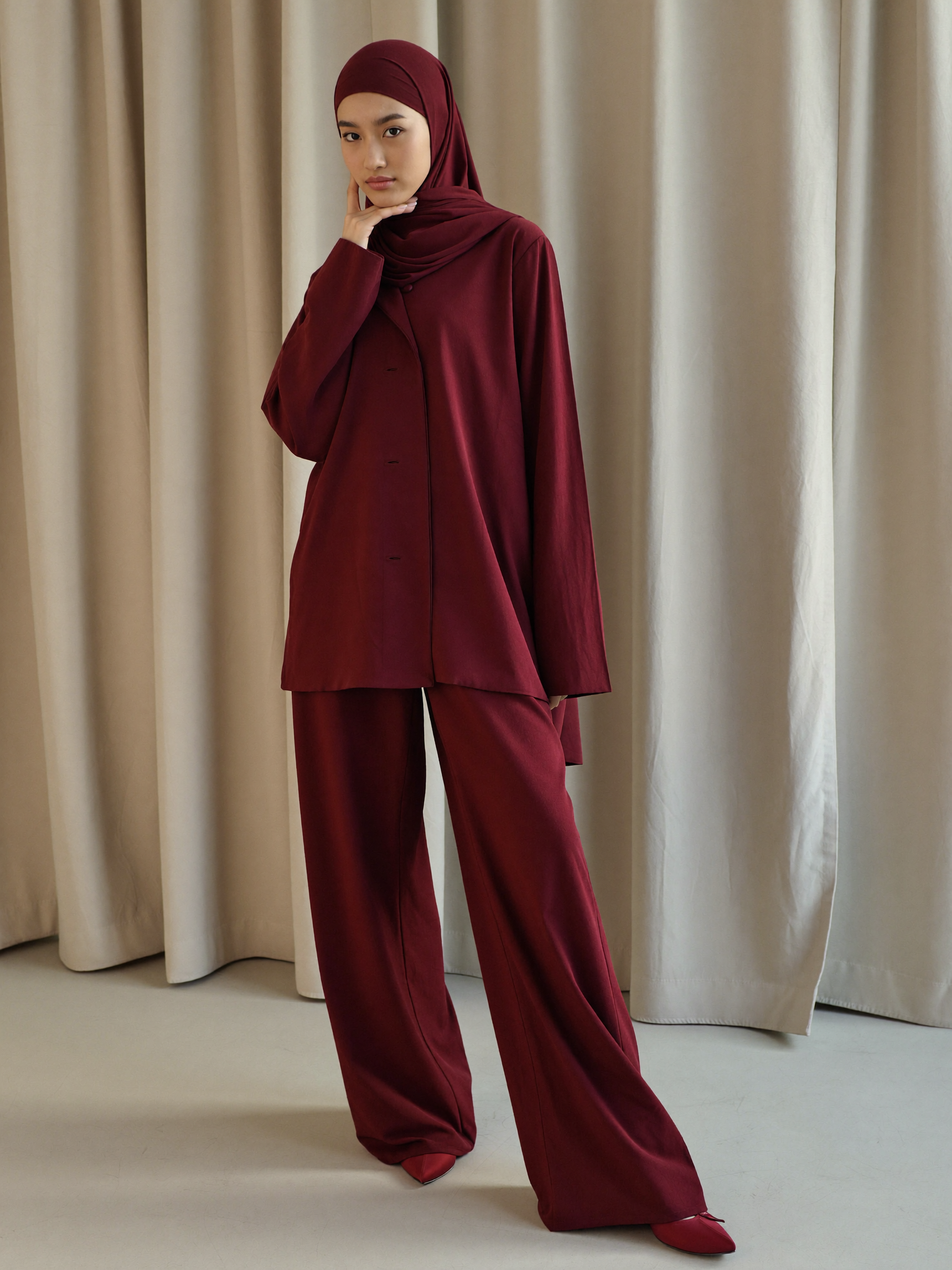 Ensemble Hijab et Abaya rubis - photo alternative